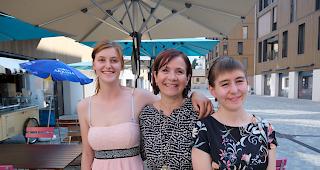 Geschafft. Annina Ruppen (links) und Monika Winter (rechts) mit Sarah Imboden Reinke