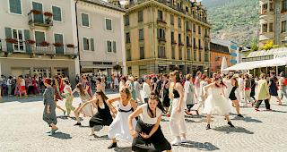 <b>Modeschau.</b> Die Choreografie der Modeschau auf dem Briger Sebastiansplatz.