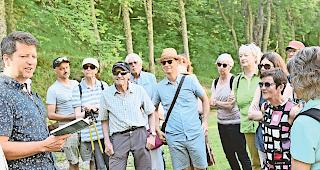 Unterhaltsam. Der Oberwalliser Rolf Hermann liest unter freiem Himmel: Am&uuml;sant und stimmungsvoll.Fotos wb