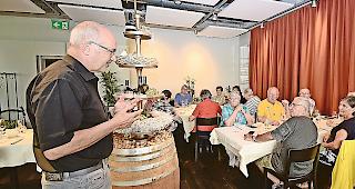 Gemeinderat Paul Burgener begr&uuml;sst die Senioren zu &laquo;Z&auml;mu &auml;ssu&raquo;.