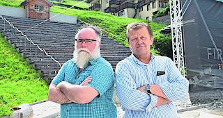 Pfarrer Christoph Gysel (l.) und Gemeindepr&auml;sident Bruno Ruppen vor der Freilichtb&uuml;hne in Saas-Grund.