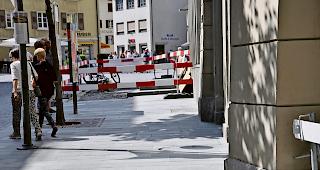 <b>Letztes St&uuml;ck.</b> Verlegte norwegische Platten an der oberen Bahnhofstrasse.