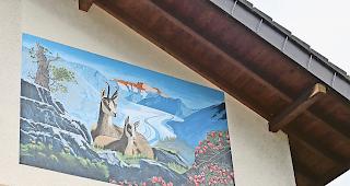 Neuestes Werk. Paul Burgener in Naters vor seinem neuesten Wandbild, das er vor rund  drei Wochen beendete: &laquo;Diese Kunst geht leider verloren.&raquo; 