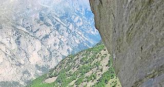 Ablenkdamm. Seit dem vergangenen Mittwoch laufen die Arbeiten zu einer Schutzbaute auf  2600 Meter &uuml;ber Meer, die das Dorf Randa vor Felsabbr&uuml;chen im Grabengufer sichert.Foto zvg