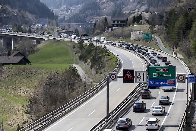 Der Gotthard-Strassentunnel musste am Samstag für rund eine Stunde in beiden Richtungen vollständig gesperrt werden.