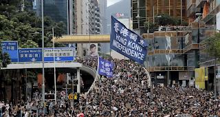Erneut demonstrieren in Hongkong tausende Menschen gegen das Auslieferungsgesetz.