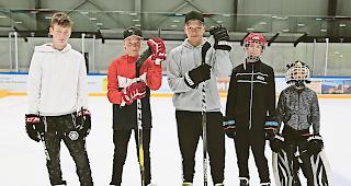 Eiszeit. David Nesic, Janis Lutz, Lucas Werlen, Timo Eyer und Malik Monego (von links) wirbeln auch im Juli  durch &shy;&laquo;iischi arena&raquo;.