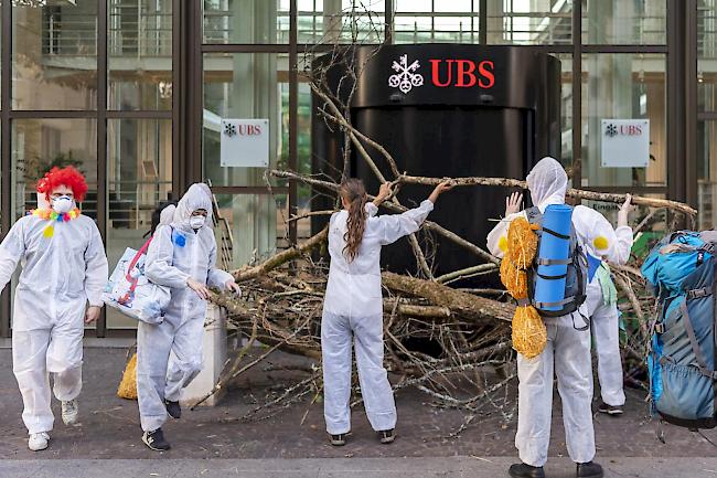 Versperrter Zugang. Eine Gruppe Klimaaktivisten blockieren den Eingang der UBS in Basel.