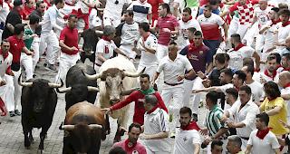 Pamplona. Immer wieder werden Teilnehmer bei der umstrittenen Tierhatz verletzt. 