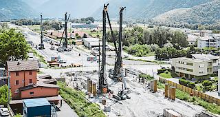 Blick nach Osten. Wo nun die Bohrt&uuml;rme stehen, f&uuml;hrt in einigen Jahren die A9 mitten unter Raron hindurch.