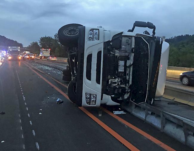 Beim Unfall auf der Autobahn A2 am Dienstagmorgen zog sich der Chauffeur Verletzungen zu und musste ins Spital eingeliefert werden. 