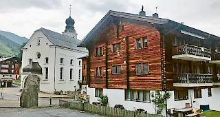 Das leer stehende Gemeindeb&uuml;ro von Reckingen (Erdgeschoss) ist eines von mehreren Objekten, welche die Gemeinde Goms verkaufen will.