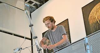 Vogelgezwitscher. Basile Richon installiert seine Bewegungsmelder.