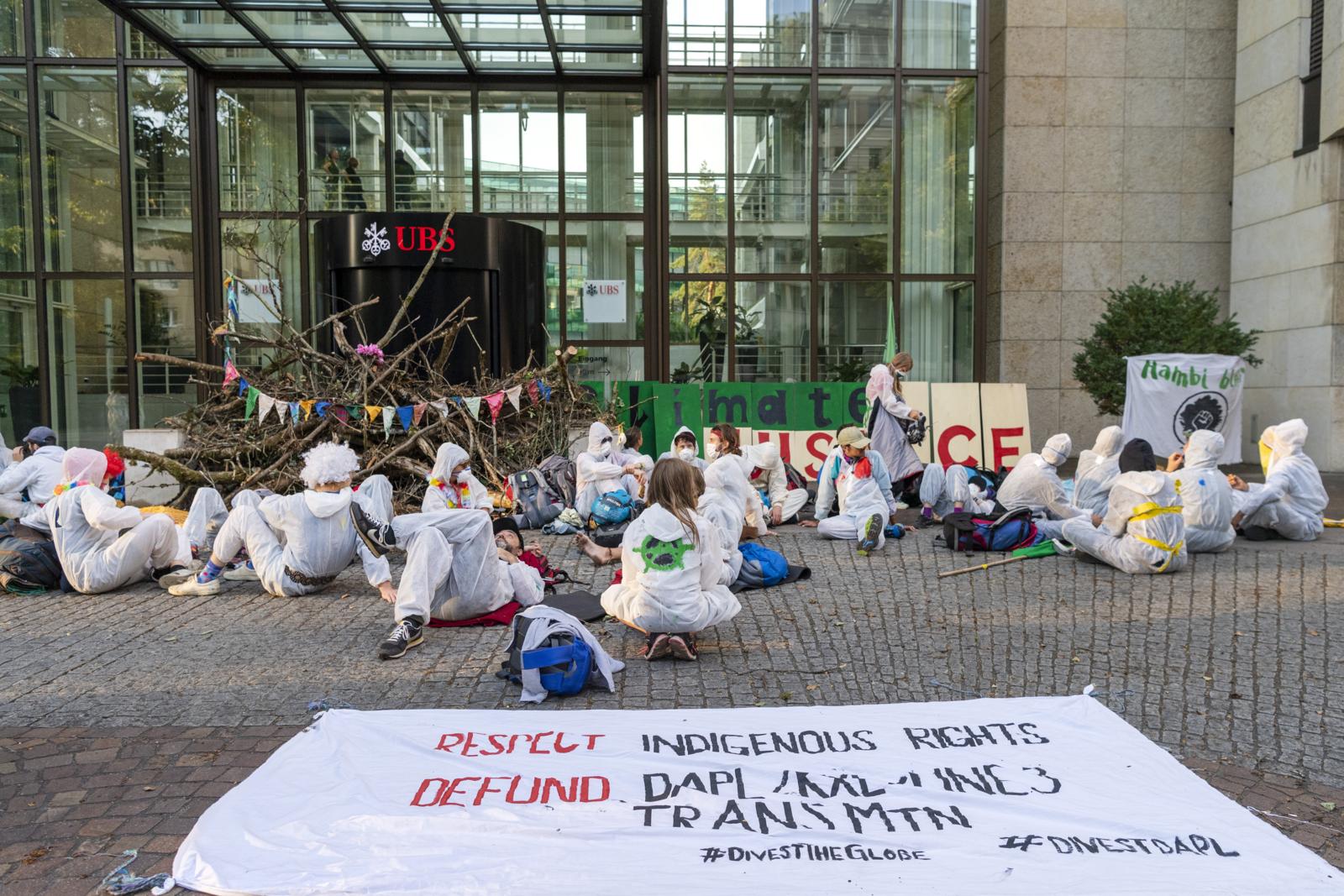 Erste Klima-Aktivisten Nach UBS-Aktion In Basel Freigelassen | 1815.ch