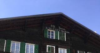 Wohnraum f&uuml;r Familien. Stiftungsratspr&auml;sident Bernhard Schnyder mit Gemeindepr&auml;sidentin Marianne M&uuml;ller vor dem alten Postgeb&auml;ude von Inden.