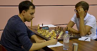 Noel Studer (rechts) gewinnt im Spitzenkampf gegen Titelverteidiger Sebastian Bogner.