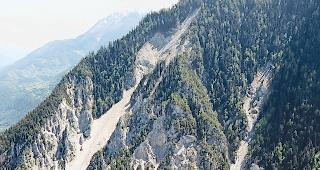 Unruhig. Auch wenn sich die H&auml;ufigkeit von Murg&auml;ngen im Sagu- (links) und im kleineren Chrachuschleif  im Illgraben mindert, bleibt das Gebiet ein steter Gefahrenherd.