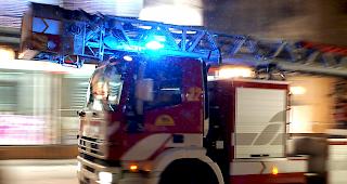 Drei G&auml;ste des FKK-Clubs in Hamminkeln verkannten den Ernst der Lage offenbar vollkommen, nahmen den Feuerwehrleuten die L&ouml;schschl&auml;uche weg und bespritzten sich damit gegenseitig. (Themenbild)