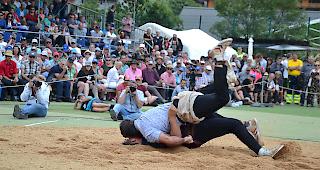 Matthias Aeschbacher (oben) gelingt gegen Lario Kramer ein Blitzsieg.