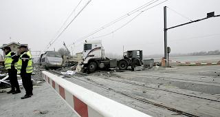 In Frankreich kommt es immer wieder zu schweren Ungl&uuml;cken an Bahn&uuml;berg&auml;ngen. Im Dezember 2007 kollidierte ein TGV, der von Paris nach Genf unterwegs war, in Toissat in Ostfrankreich mit einem Lkw (Bid von der Ungl&uuml;cksstelle). Dabei wurde der Lastwagenfahrer get&ouml;tet.  




