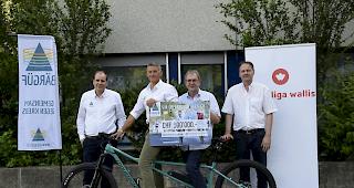 <b>100'000 Franken f&uuml;r die Krebsliga Wallis.</b> Ren&eacute; Wellig und Patrick Gruber von &laquo;B&auml;rg&uuml;f&raquo; &uuml;berreichen Dr. Reinhard Zenh&auml;usern und Franck Moos der Krebsliga Wallis den Check (von links).