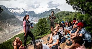 Im Aletschwald erhalten die Jugendlichen von Biologin Alessandra Lochmatter Informationen &uuml;ber heimische Tiere und Pflanzen.