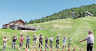 Alphornkurs. Die Teilnehmer geniessen das Musizieren in der freien Natur. Foto zvg
