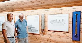 Zeitenwende. Hans-Christian Leiggener, Gesch&auml;ftsleiter WNF, und Uli Wirz, K&uuml;nstler (von links),  vor der neuen Werkgruppe in der Ausstellung des WNF.foto wb