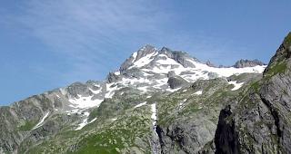 Gross D&uuml;ssi. Am Nordwestgrad, auf einer H&ouml;he von zirka 2'820 Metern &uuml;ber Meer, rutschte ein 61-j&auml;hriger Walliser Alpinist aus und st&uuml;rzte knapp 30 Meter in das Sicherheitsseil.