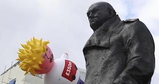 Mit einer riesigen Boris-Johnson-Puppe namens &laquo;Baby Blimp&raquo; machte am Samstag in London ein Protestzug auf sich aufmerksam. 