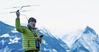 Sendungsbewusst. Rapha&euml;l Arlettaz, hier bei einem Steinadler-Projekt oberhalb von Leuk.Foto zvg&nbsp;