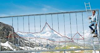 R&auml;umliche Ausdehnung. Der K&uuml;nstler Branko &Scaron;mon vor einem der vier Sichtrahmen.