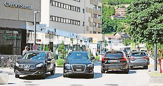 Chaotisch. Wildparkierer sind auf dem Br&uuml;ckenweg an der Tagesordnung.