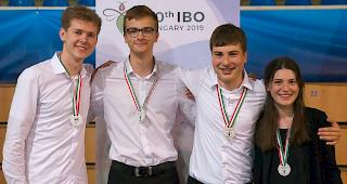 Die Schweizer Medaillengewinner an der diesj&auml;hrigen Biologie-Olympiade in Ungarn (v.l.): Niklas Wiesmann vom Gymnasium Oberwil (BL), Jannik Wyss vom Gymnasium Oberwil (BL), Jeremy Feusi von der Kantonsschule Kreuzlingen (TG) und Noemie Allet vom Kollegium Spiritus Sanctus in Brig. 