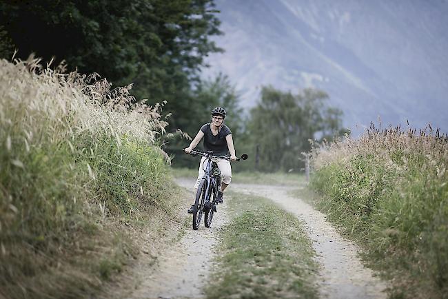 «Kleines Paradies». Brigitte Wolf mit dem E-Bike im Naturschutzgebiet Achera Biela in Ried-Brig.