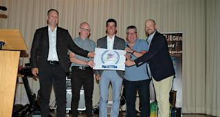 Jubil&auml;ums-Dinner in der Mehrzweckhalle in Obergesteln (v.l.): Christian Imsand, Gemeindepr&auml;sident Obergoms, Daniel Biderbost, Gemeindeschreiber, Nicolas B&uuml;rcher, Club-Manager sowie Patric Zimmermann, Gemeinderat und Patrick Ruppen, Club-Pr&auml;sident. 