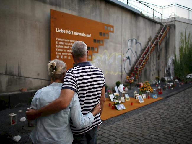Ein Paar steht in Duisburg bei der Gedenkstätte der Loveparade-Tragödie von 2010. (Archivbild)