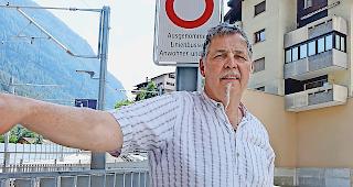 K&auml;mpferisch. Gemeindepr&auml;sident Egon Furrer auf dem Staldner Bahnhof. Rechts von ihm soll das neue Gesundheitszentrum (mit der bereits bestehenden &shy;Arztpraxis) entstehen.