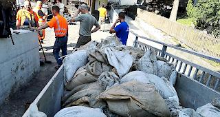 Aufr&auml;umarbeiten. In Zermatt hofft man, dass die Sands&auml;cke nicht mehr zum Einsatz kommen. 