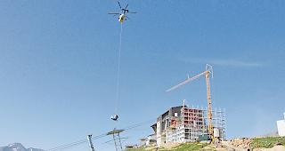 Eindrucksvoll. Der Schwerlasthelikopter &laquo;Kamov&raquo; fliegt Elemente der St&uuml;tzmasten 12 und 13 zur Bergstation.