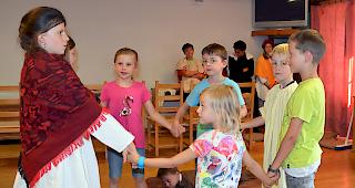 Kinder spielen im Theater das Leben von Don Giovanni Bosco nach.