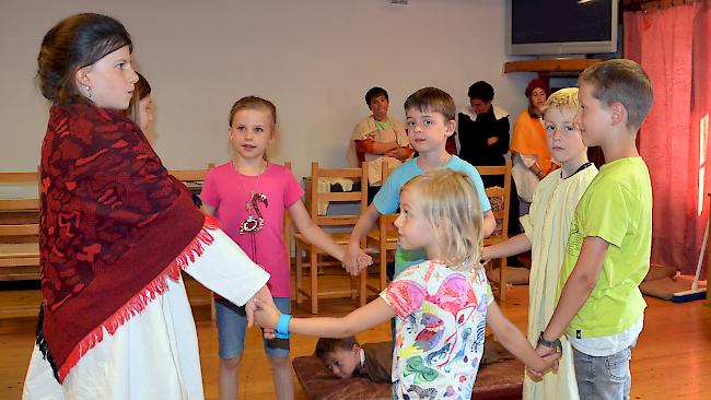 Kinder spielen im Theater das Leben von Don Giovanni Bosco nach.