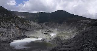 Der Vulkan Tangkuban Perahu in Java spuckte am Freitag Asche rund 200 Meter in die Luft. 