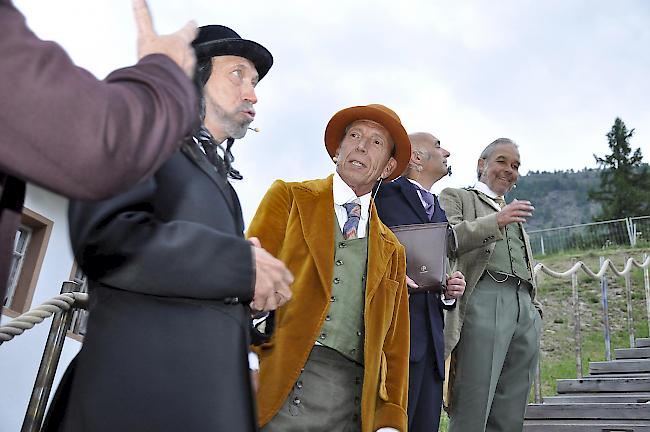 Jean-Baptiste Gunderloch (ganz rechts, Michael Lemm) zeigt den Weinhändlern und Weinreisenden sein Gut.