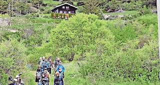 Kamerabewehrt. Zu Fuss und gut ausger&uuml;stet unterwegs oberhalb von Leuk-Stadt: &Uuml;ber 100 Vogelarten gibt es in der Region Leuk  zu sehen.Foto wb