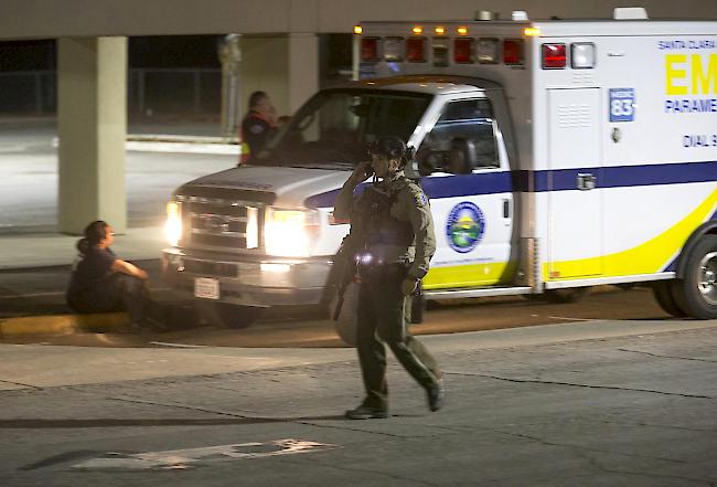 Ein Bewaffneter, der auf einem Volksfest in Kalifornien mindestens drei Menschen getötet hat, ist von der Polizei erschossen worden.