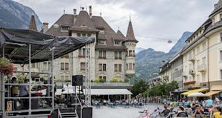 Gartenplausch auf dem Briger Stadtplatz.