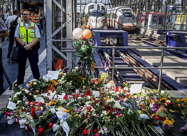 Am Tatort am Frankfurter Hauptbahnhof herrschte am Dienstag Entsetzen. Zahlreiche Menschen legten am Perron 7 Blumen, Kerzen und kleine Teddybären nieder.