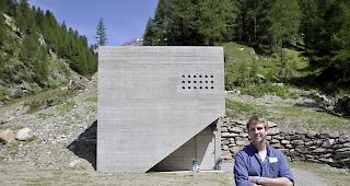 Nicht nur funktional.&nbsp;&nbsp;Architekt Jean-Luc Bellwald vor seinem &laquo;letzten Findling&raquo;.&nbsp;