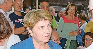 Austausch. Der Ansprache folgte das Bad in der Menge. Viola Amherd ging mit der Bev&ouml;lkerung im direkten Kontakt auf Tuchf&uuml;hlung, h&ouml;rte auch zu. &laquo;Eine von uns&raquo;, schw&auml;rmten viele.